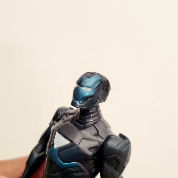 Hasbro 2011 Marvel Black and Blue Iron Man 3 Hydro Shock Action Figure 4" - Picture 4 of 5